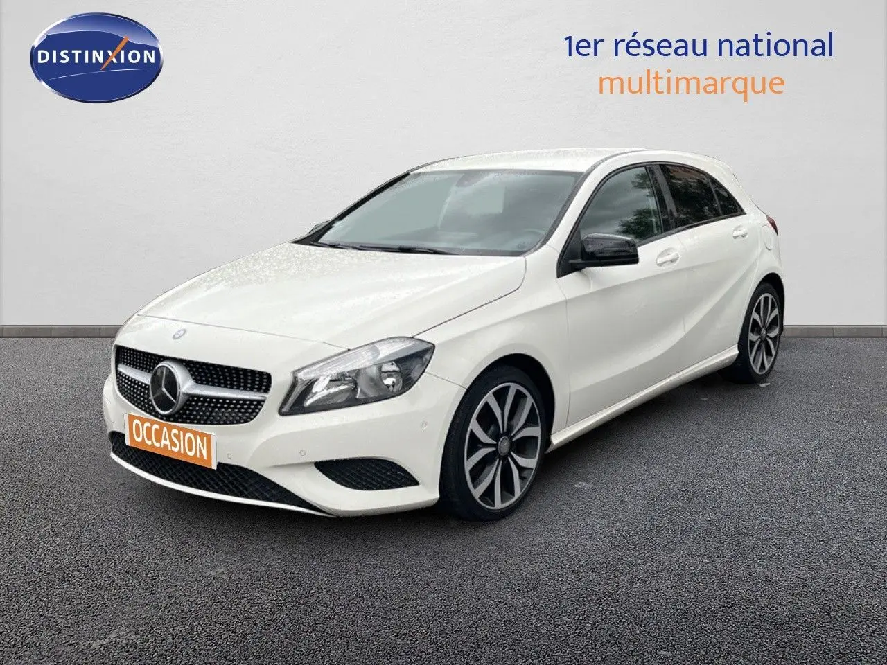 Mercedes Classe A 180 Sensation blanche vue en 3/4 avant droit, avec jantes alliage et calandre étoilée distinctive.