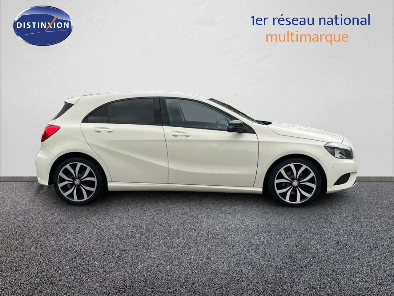 Profil côté droit d'une Mercedes Classe A 180 Sensation blanche de 2013 avec jantes alliage distinctives.