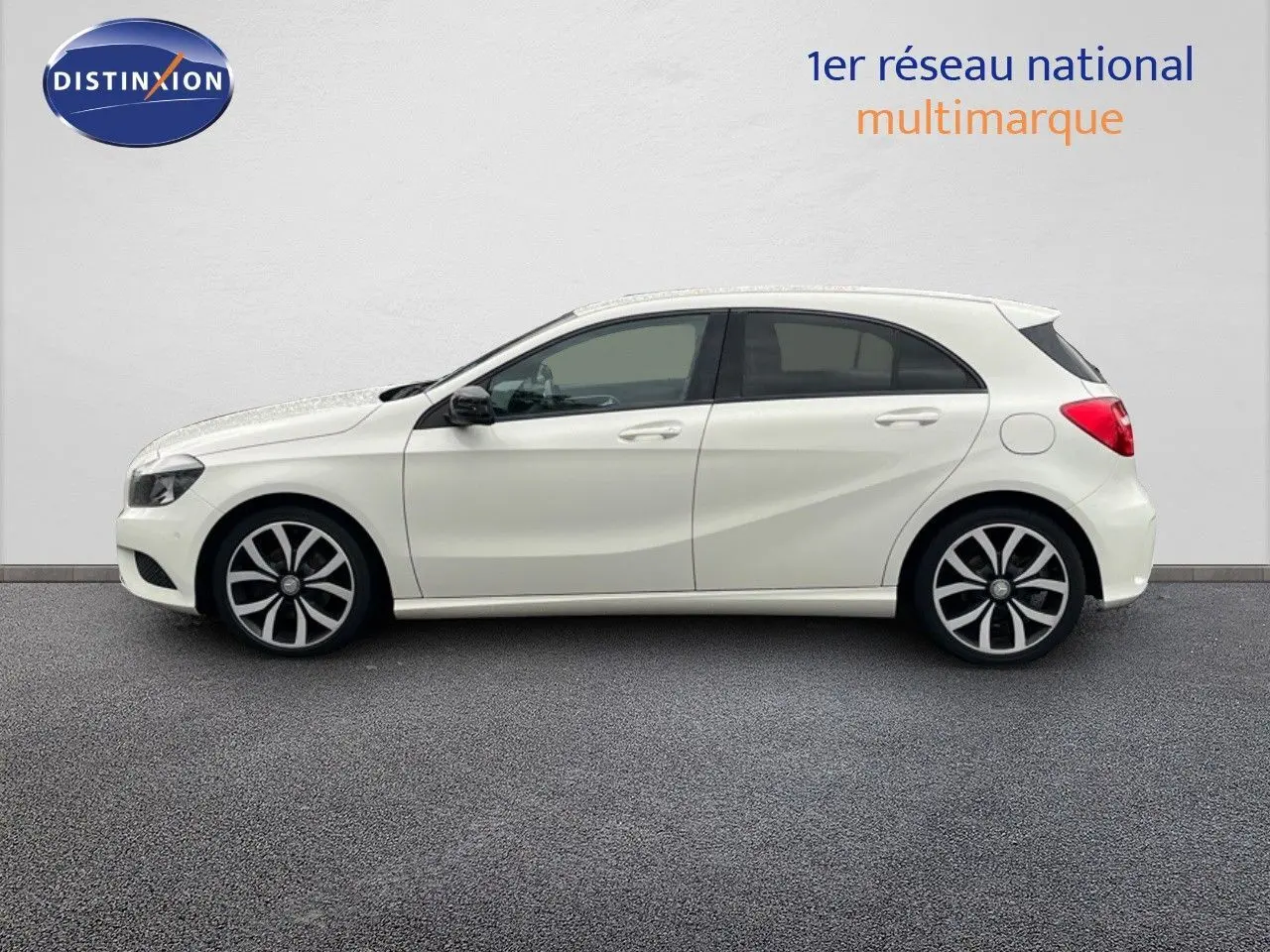 Profil côté gauche d'une Mercedes Classe A 180 Sensation blanche de 2013 avec jantes alliage distinctives.