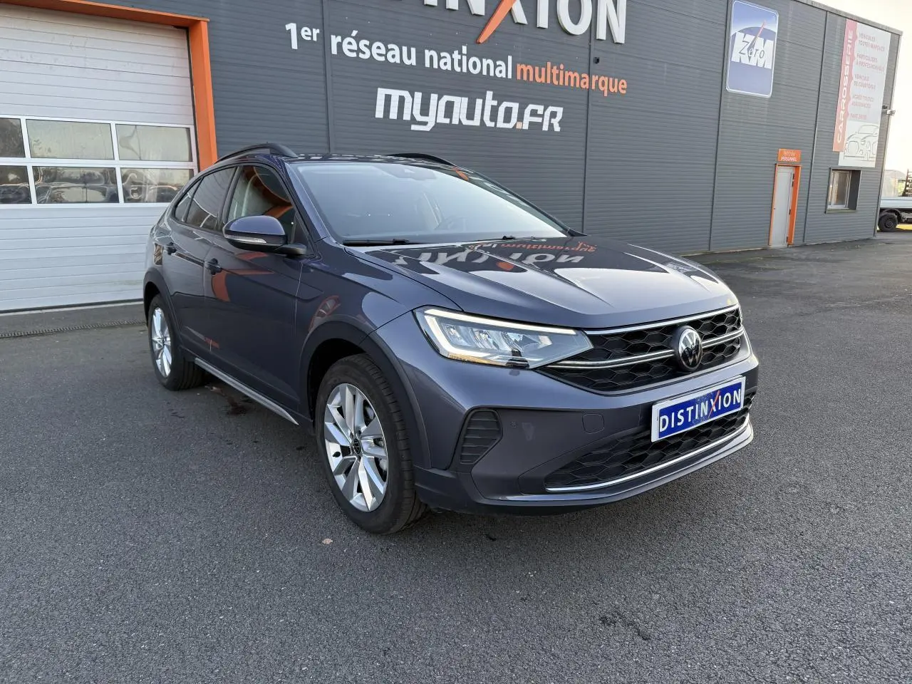 Volkswagen Taigo 2025 gris INC en 3/4 avant droit, avec jantes alliage et feux LED allumés.