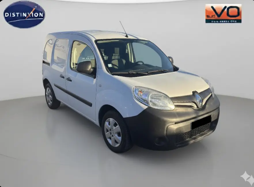 Renault Kangoo Express blanc en 3/4 avant droit avec pare-chocs noir et porte latérale visible sur fond neutre.