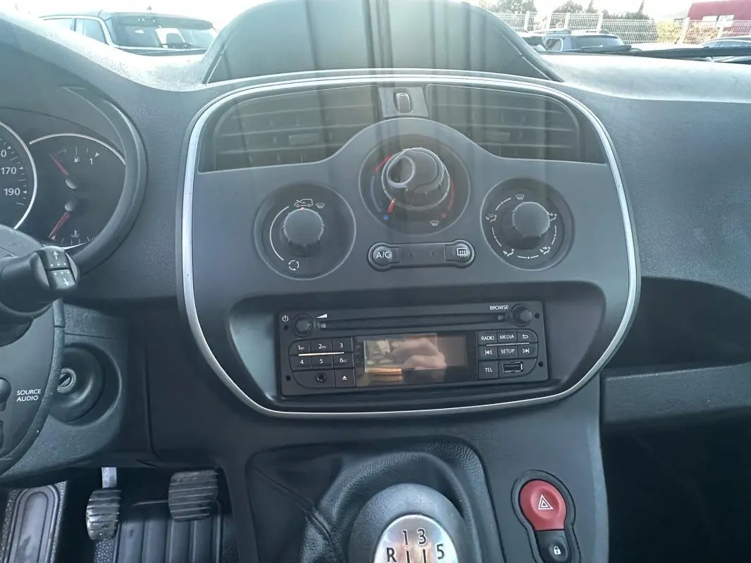 Tableau de bord intérieur du Renault Kangoo Express 2020 avec commandes de climatisation et radio intégrée.