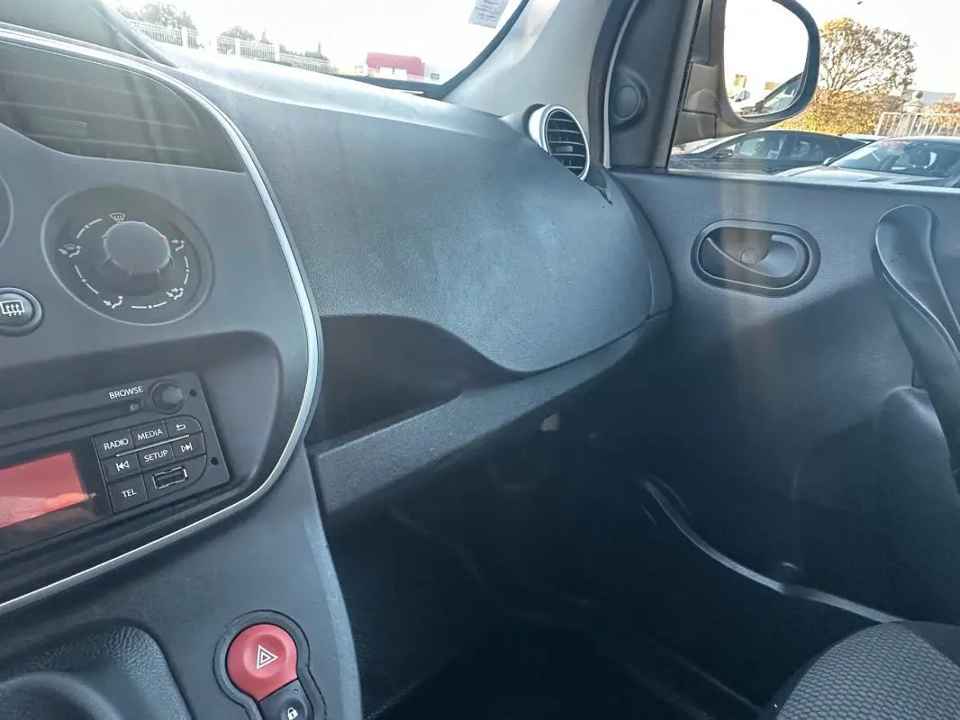 Intérieur avant droit du Renault Kangoo Express blanc 2020, tableau de bord et commandes de climatisation visibles.
