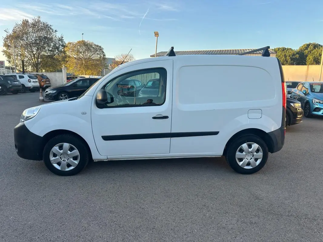 Renault Kangoo Express blanc vu de profil côté gauche, fourgonnette compacte avec porte latérale et jantes argentées.