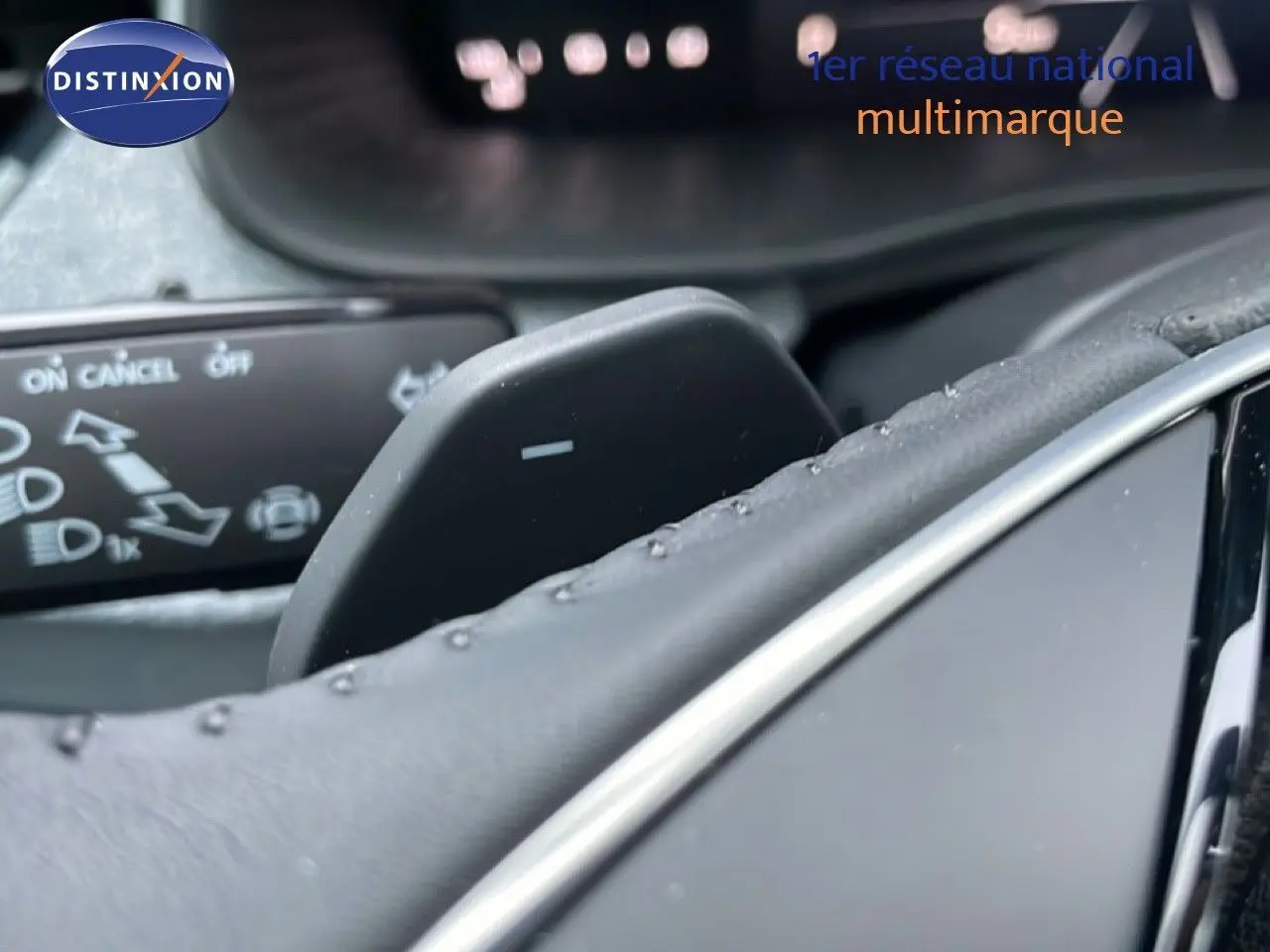 Gros plan sur la palette de changement de vitesse droite du volant en cuir perforé d’un Skoda Kamiq gris graphite.