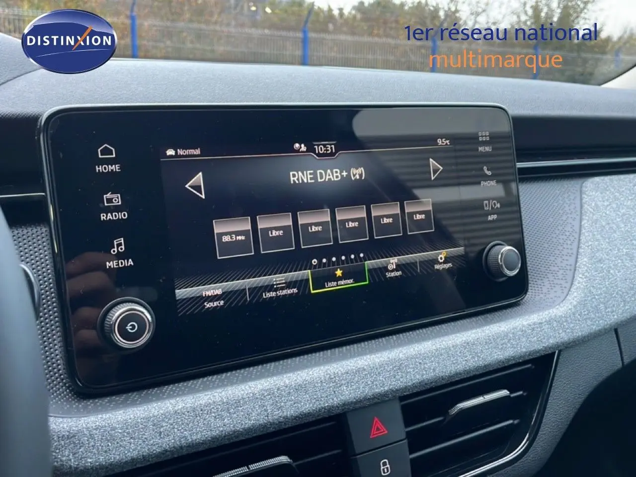 Écran tactile central de la Skoda Kamiq 2025 gris graphite, affichant les options radio DAB+ et menu multimédia.