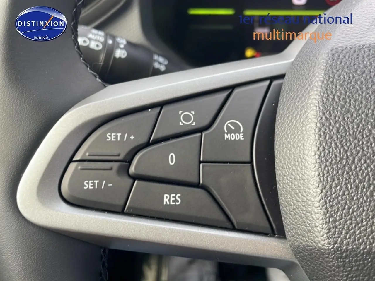 Gros plan sur les commandes multifonctions noires du volant du Dacia Duster 2026, finition Journey.