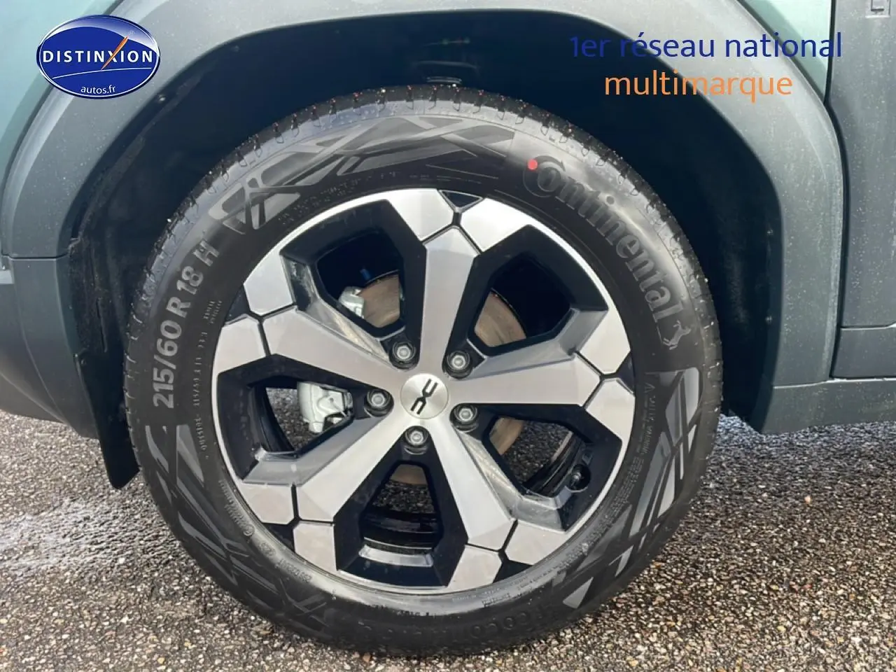 Gros plan sur la roue avant droite du Dacia Duster 2026 vert cèdre avec jante alliage noire et grise.