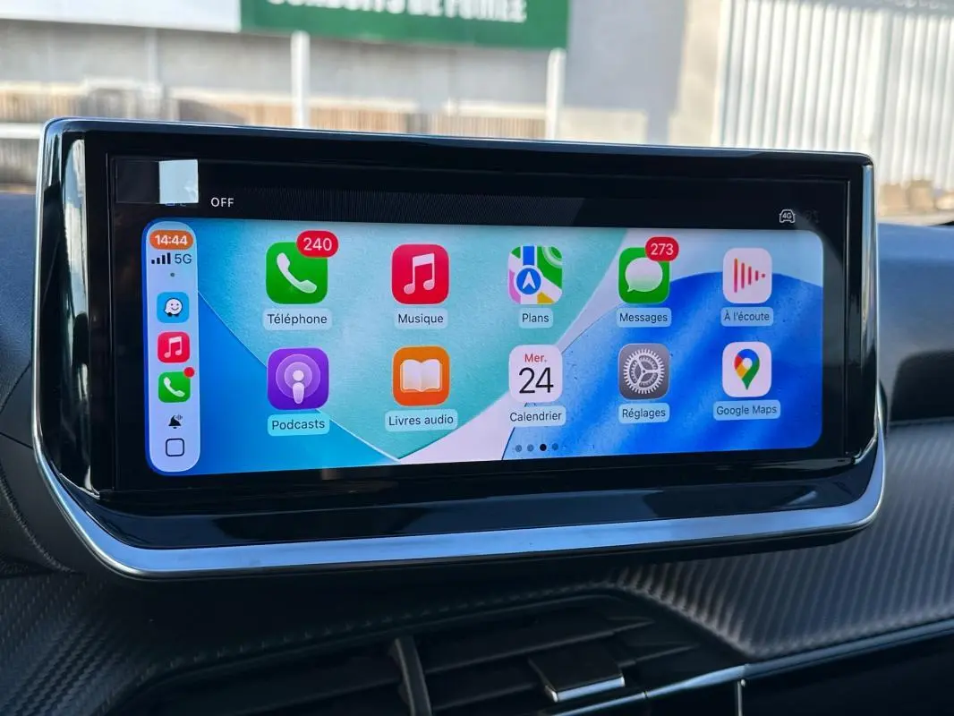Écran tactile du tableau de bord de la Peugeot 208 Hybrid blanc, affichant les applications connectées.