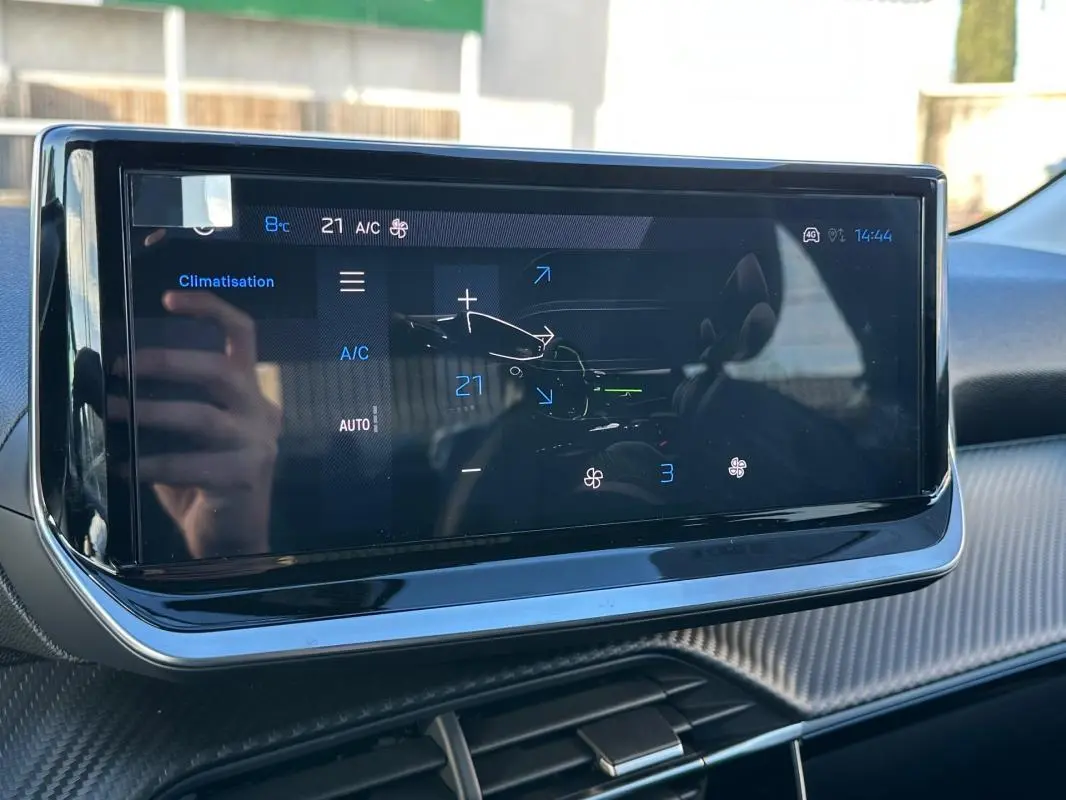 Écran tactile central du Peugeot 208 Hybrid 110 Allure 2025, affichant les réglages de climatisation.