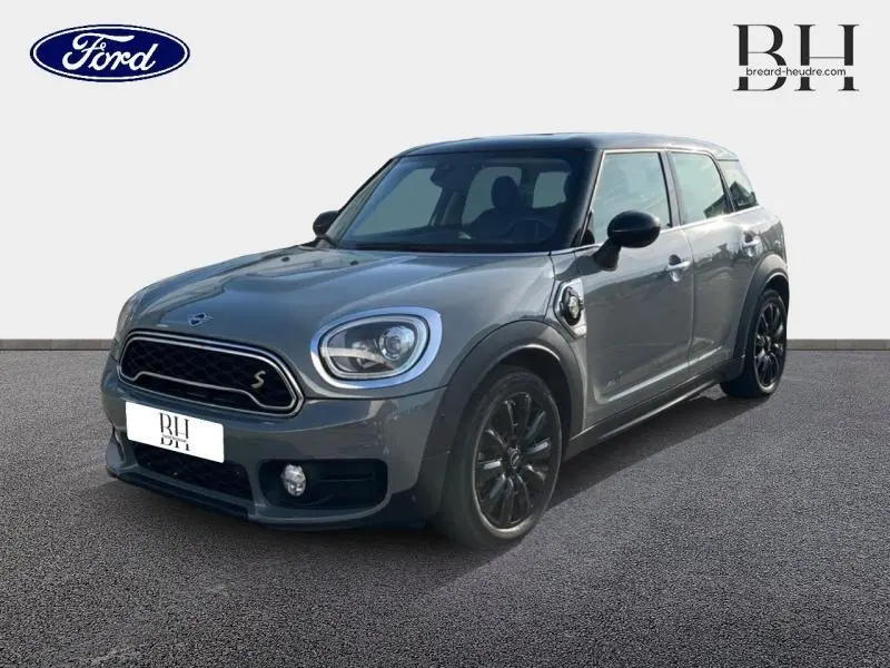 Vue 3/4 avant droite d'une MINI Countryman Cooper SE gris Moonwalk avec jantes noires et toit panoramique.