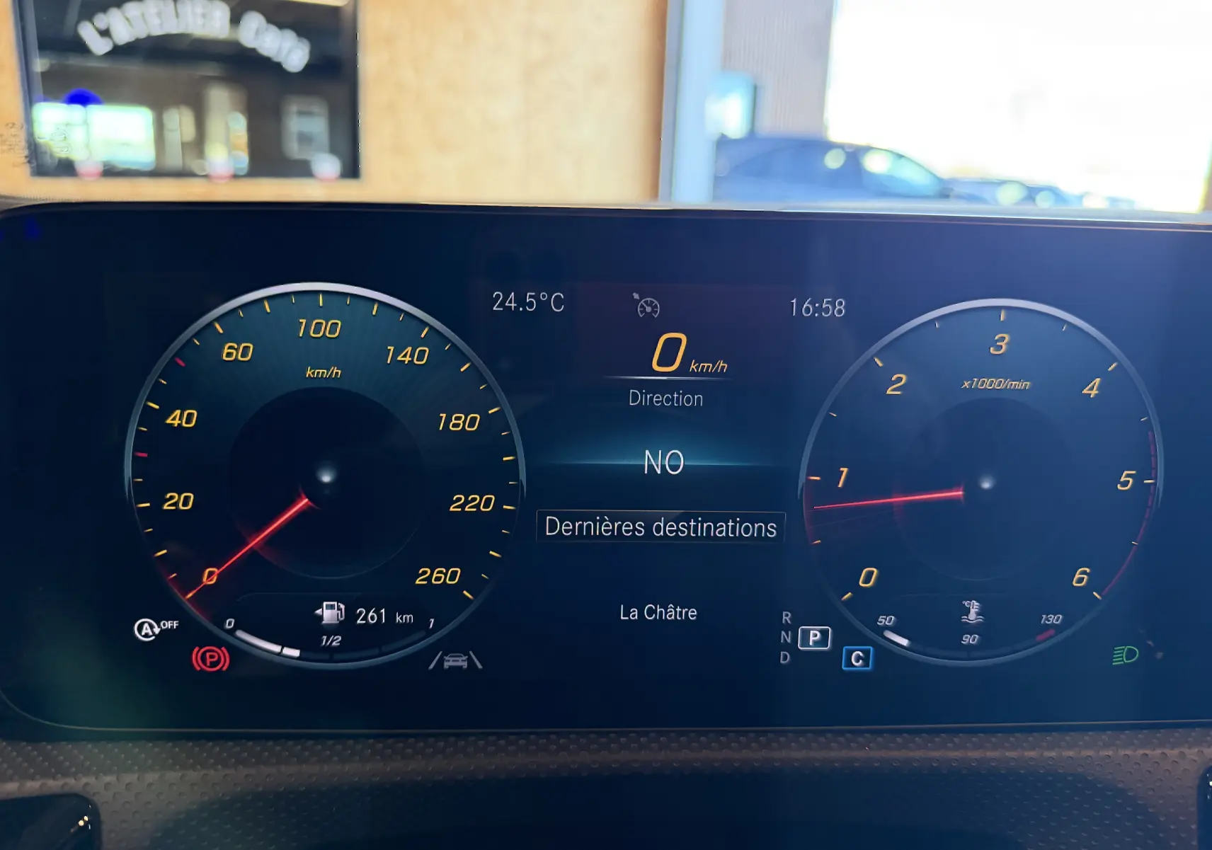 Tableau de bord numérique de Mercedes Classe A noir, affichant vitesse, température et informations de conduite.