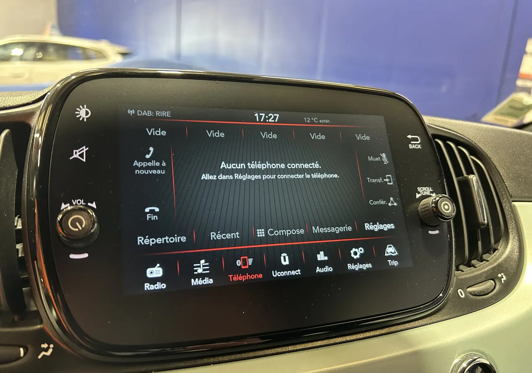 Écran tactile central du tableau de bord de la Fiat 500 2023 en Rugiada Green, affichant le menu téléphone.
