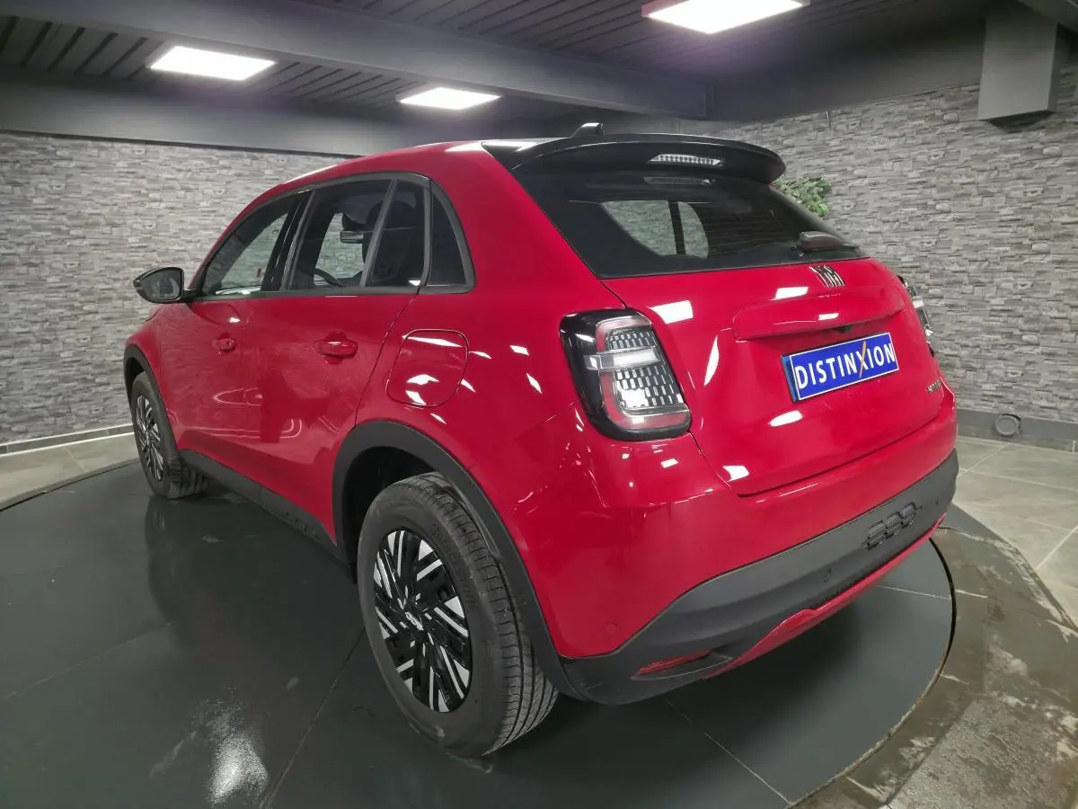 Vue 3/4 arrière droite d'une FIAT 600 rouge avec feux arrière LED et jantes acier bicolores.