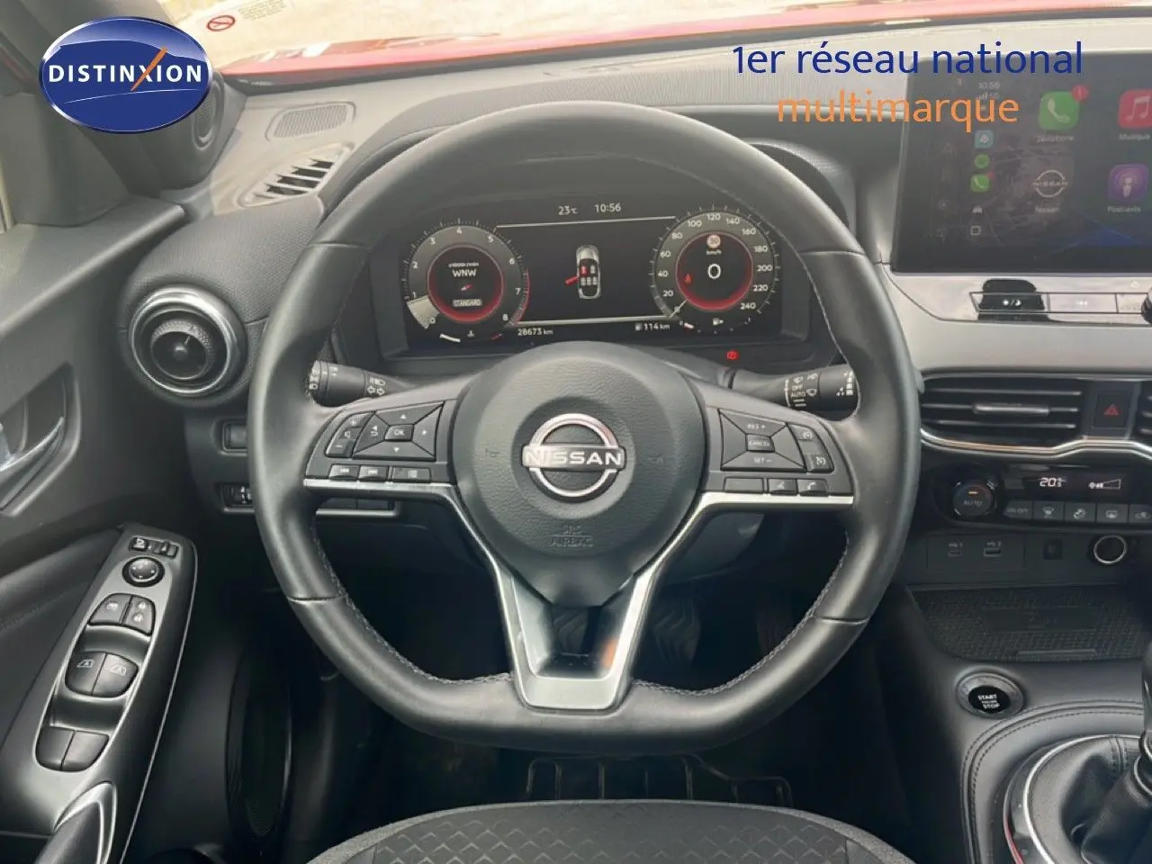 Vue intérieure centrée sur le volant cuir noir et le tableau de bord numérique du Nissan Juke 2024.