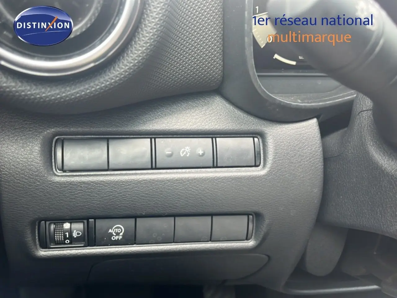 Détail des commandes de réglage d’éclairage et tableau de bord noir intérieur Nissan Juke 2024.