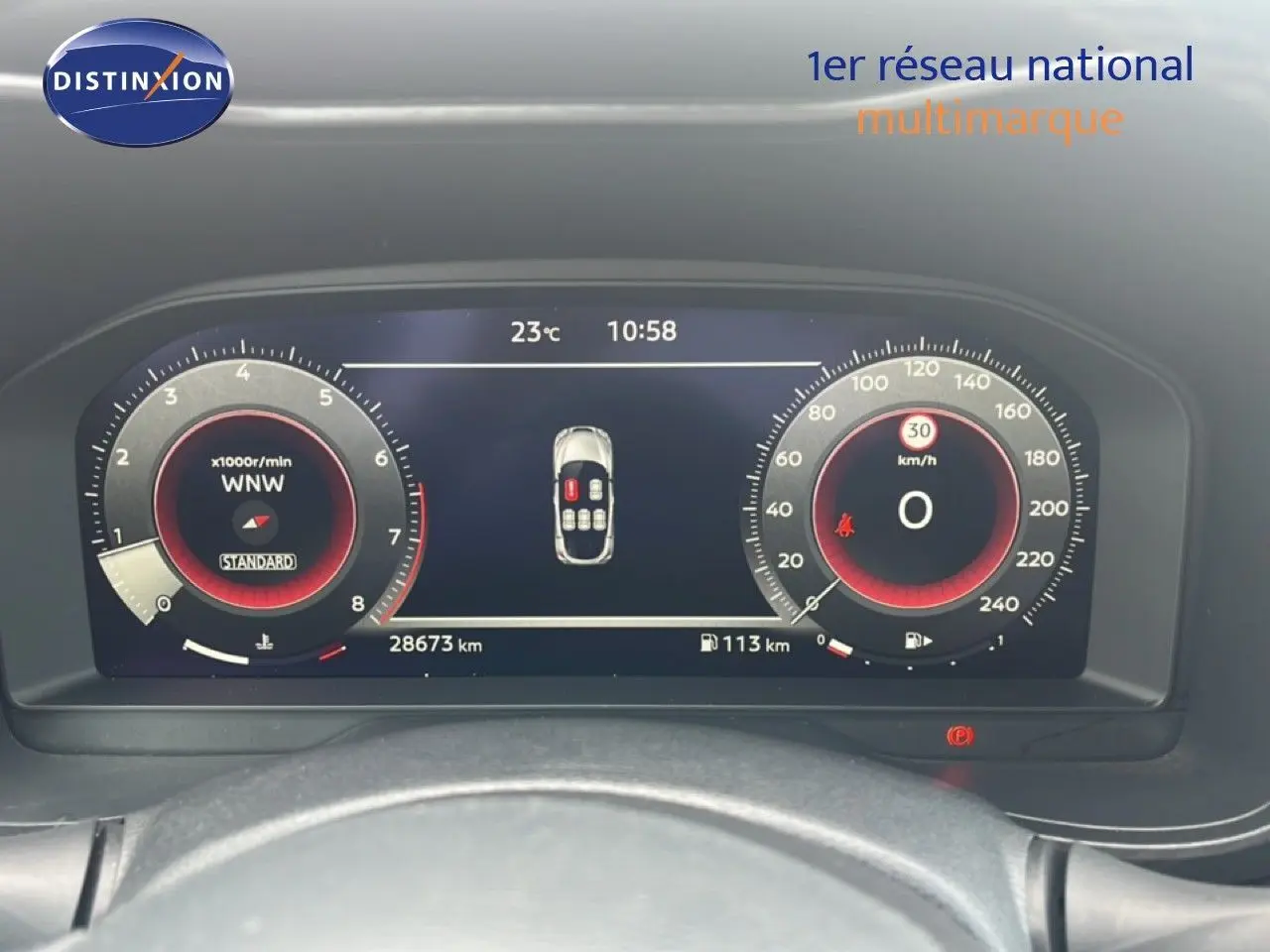 Tableau de bord numérique du Nissan Juke rouge Fuji Metal 2024, affichant compte-tours et vitesse à 0 km/h.