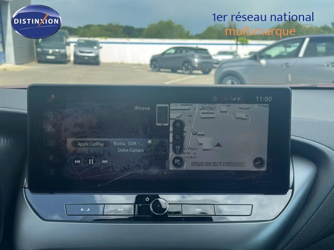 Vue intérieure centrée sur l'écran tactile du tableau de bord du Nissan Juke 2024, affichant navigation et Apple CarPlay.