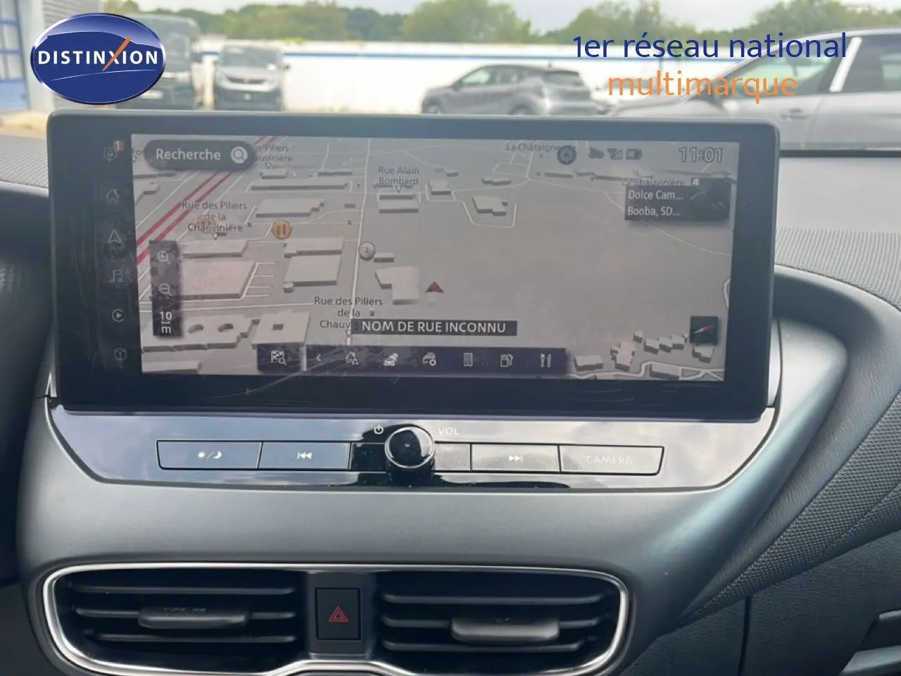 Vue rapprochée de l'écran tactile central du Nissan Juke 2024, affichant la navigation GPS sur fond intérieur noir.