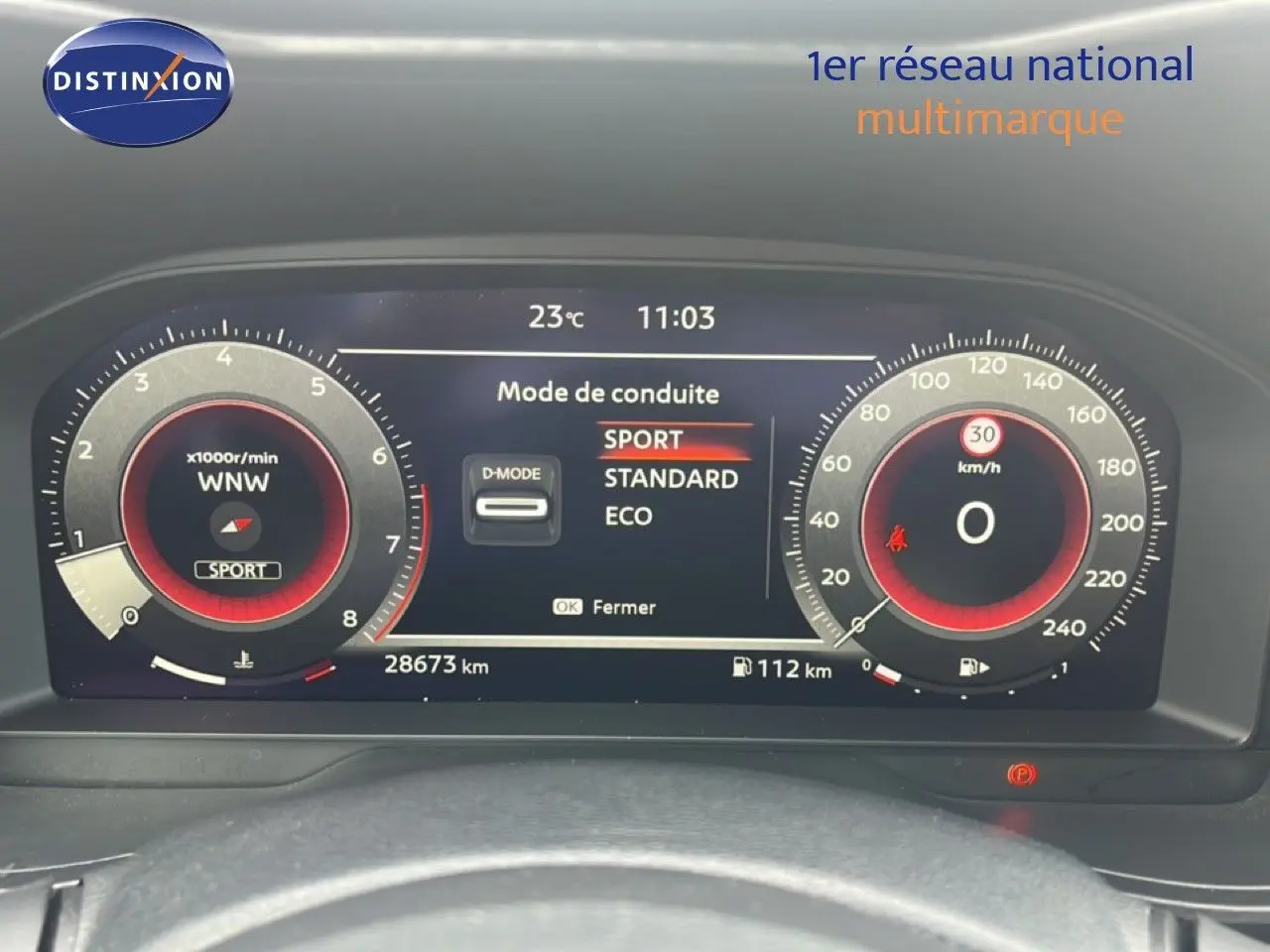 Tableau de bord numérique du Nissan Juke 2024 en mode Sport, affichant vitesse, régime moteur et température extérieure.