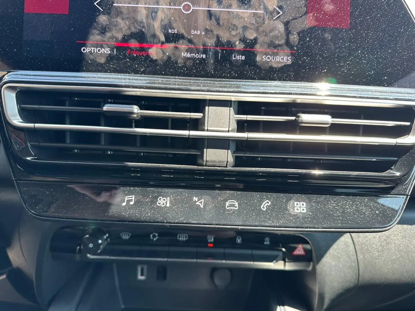 Gros plan sur la console centrale du Citroën C5 Aircross gris Platinium, mettant en valeur les commandes tactiles et aérateurs.