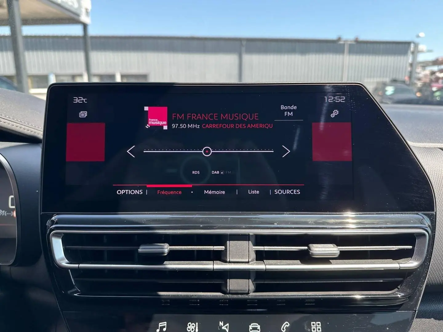 Vue intérieure centrée sur l'écran tactile multimédia du Citroën C5 Aircross 2025 avec affichage radio FM.