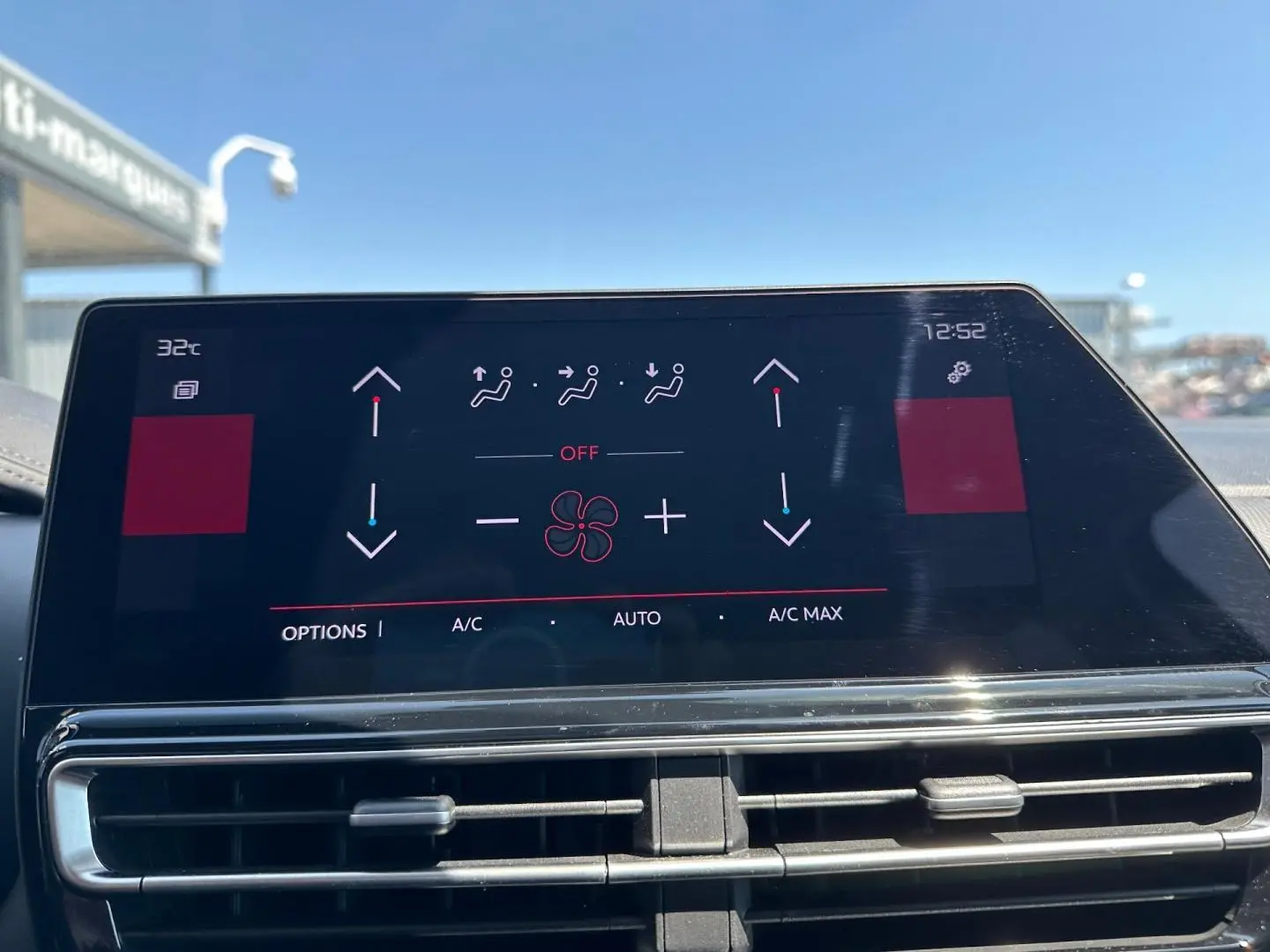 Écran tactile central du tableau de bord du Citroën C5 Aircross 2025 affichant les commandes de climatisation.