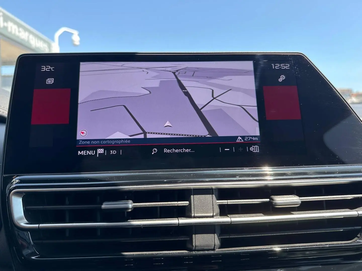 Écran tactile central affichant la navigation dans l’habitacle du Citroën C5 Aircross 2025.