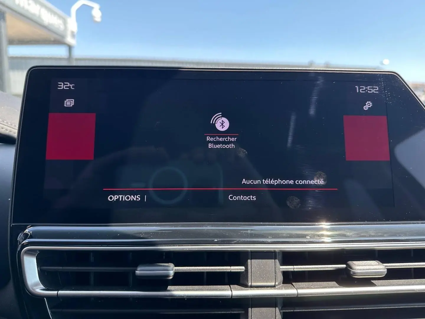 Écran tactile central du tableau de bord du Citroën C5 Aircross 2025 affichant la recherche Bluetooth.