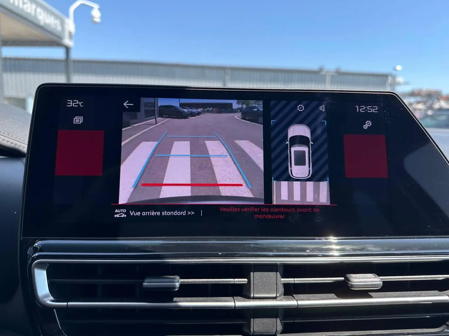 Écran tactile intérieur du Citroën C5 Aircross 2025 affichant la caméra de recul et l’aide au stationnement.