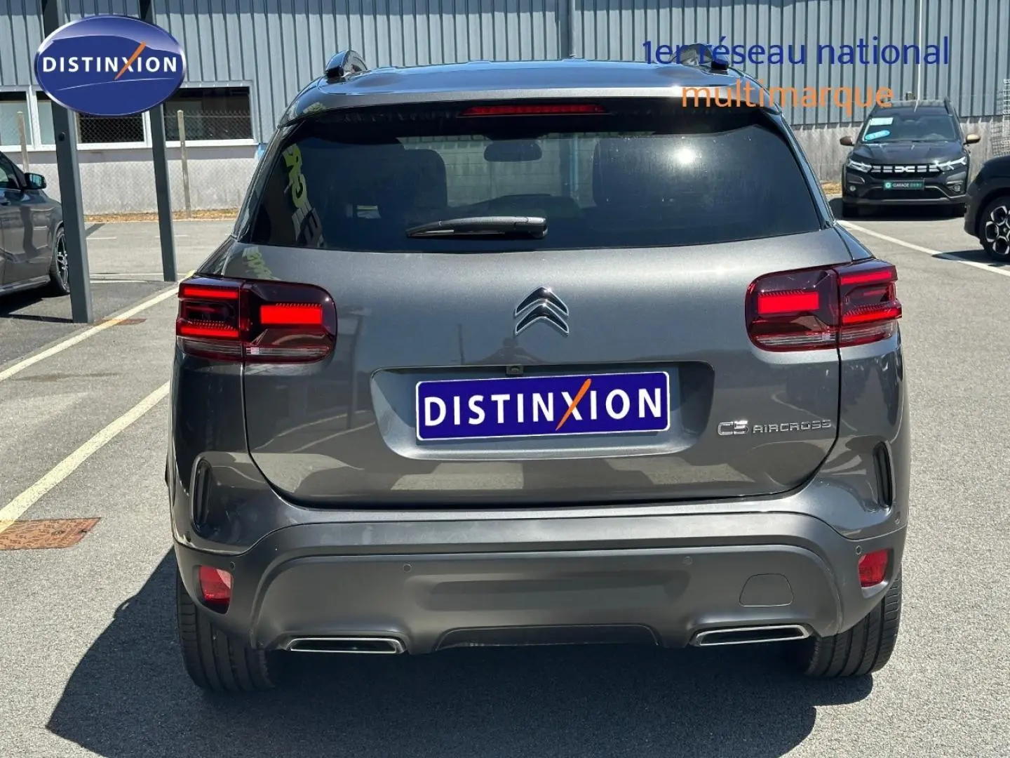 Vue arrière d'un Citroën C5 Aircross gris Platinium 2025 avec feux LED et double sortie d'échappement intégrée.