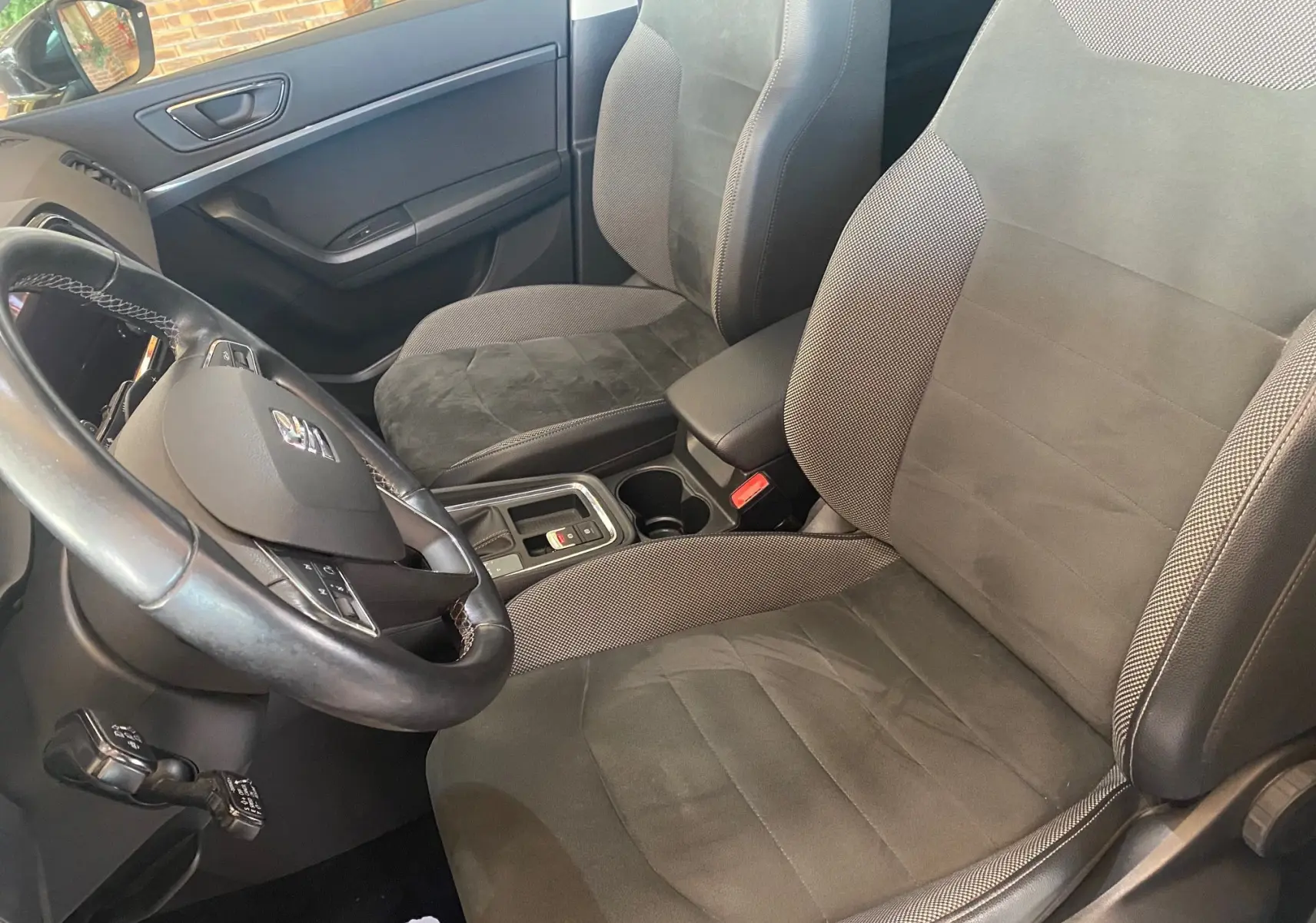 Intérieur noir du SEAT Ateca Urban 2019, vue côté conducteur sur sièges tissu et volant multifonction.