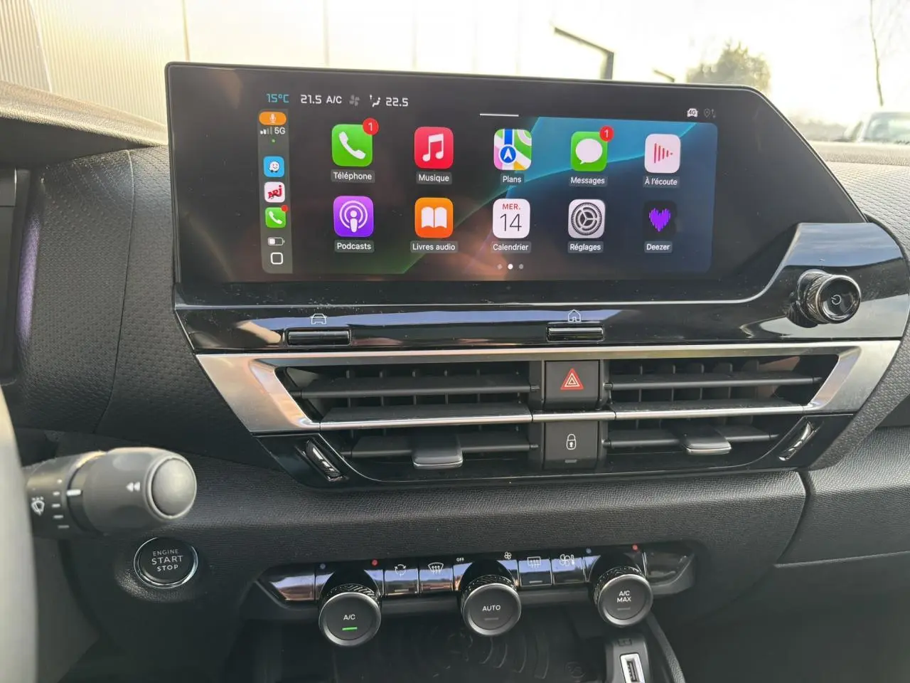 Tableau de bord de Citroën C4 2024 avec écran tactile 10", commandes climatisation et bouton start/stop visible.