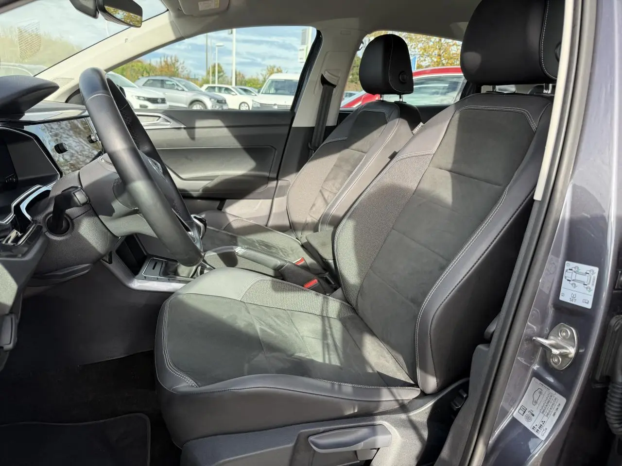 Vue intérieure côté gauche de la Volkswagen Polo gris cendre 2025, sièges avant sport en microfleece et ArtVelours.