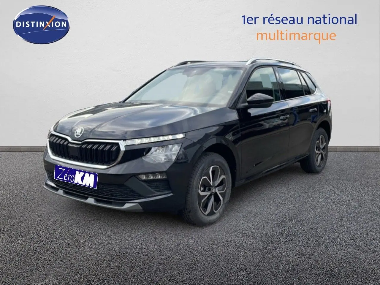 Vue 3/4 avant gauche d'un Skoda Kamiq noir magique métal avec jantes alliage et calandre distinctive.