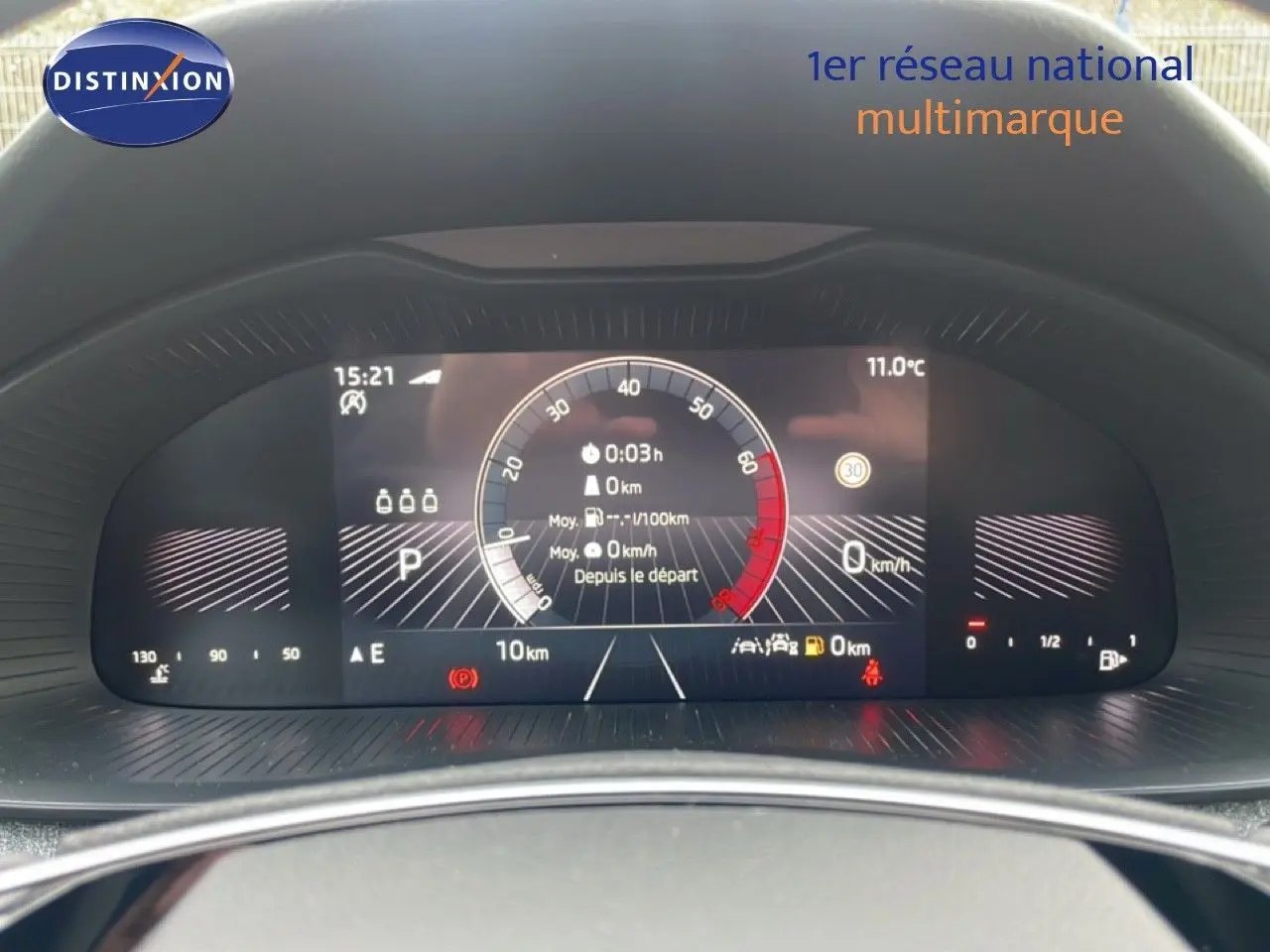 Vue rapprochée du tableau de bord numérique du Skoda Kamiq 2025, affichage clair et moderne en noir.