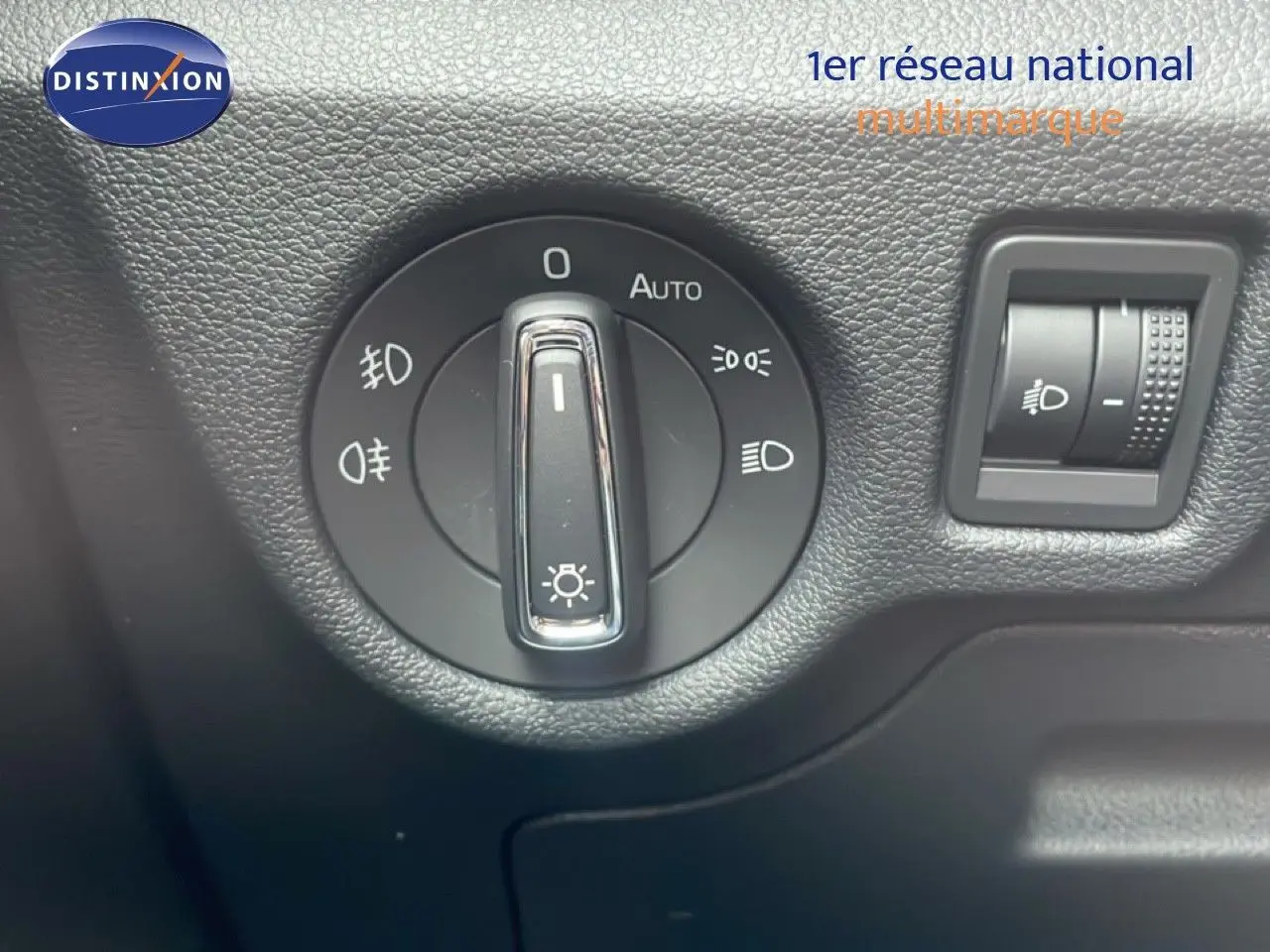 Gros plan sur la molette de commande des phares du Skoda Kamiq 2025 en intérieur noir texturé.