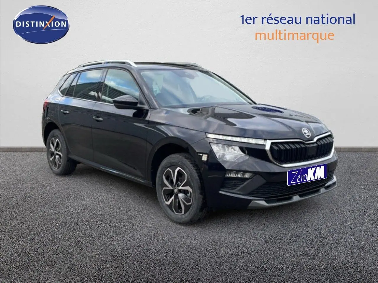 Vue 3/4 avant du Skoda Kamiq noir magique métal 2025 avec jantes alliage et calandre distinctive.