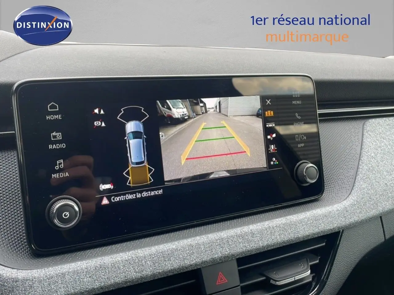 Écran tactile intérieur du Skoda Kamiq 2025 montrant la caméra de recul avec guidage dynamique.
