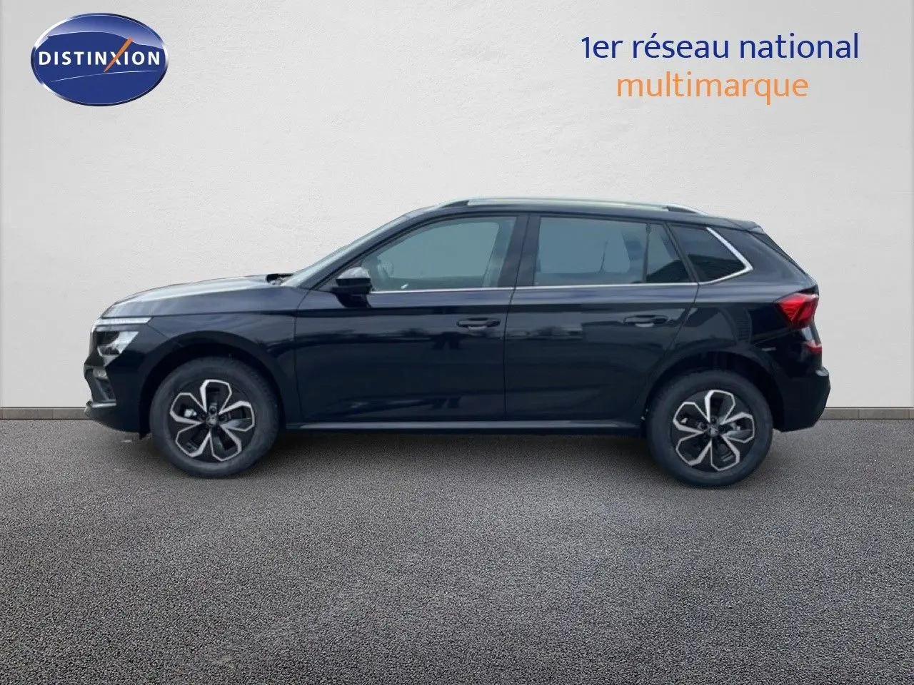 Vue latérale droite du Skoda Kamiq 2025 noir magique métal avec jantes alliage et lignes épurées.