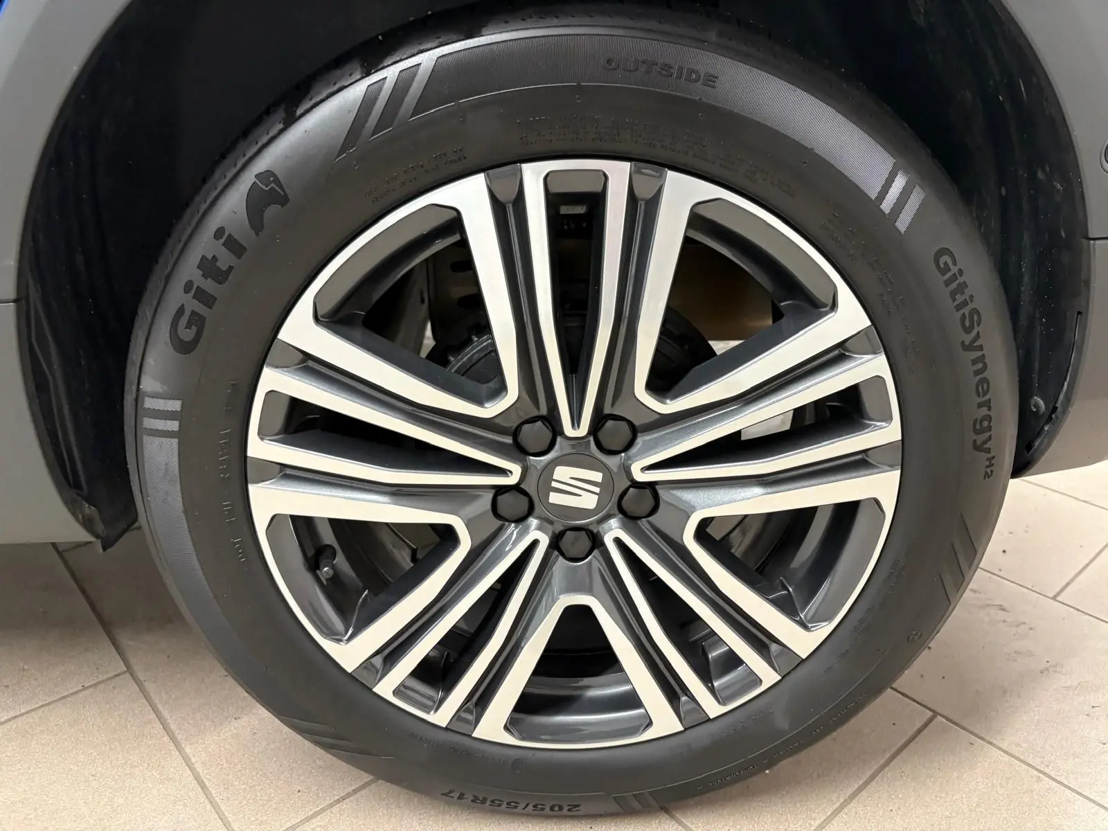 Gros plan sur la jante alliage argentée et noire du SEAT Arona 2025, mettant en valeur le logo central de la marque.