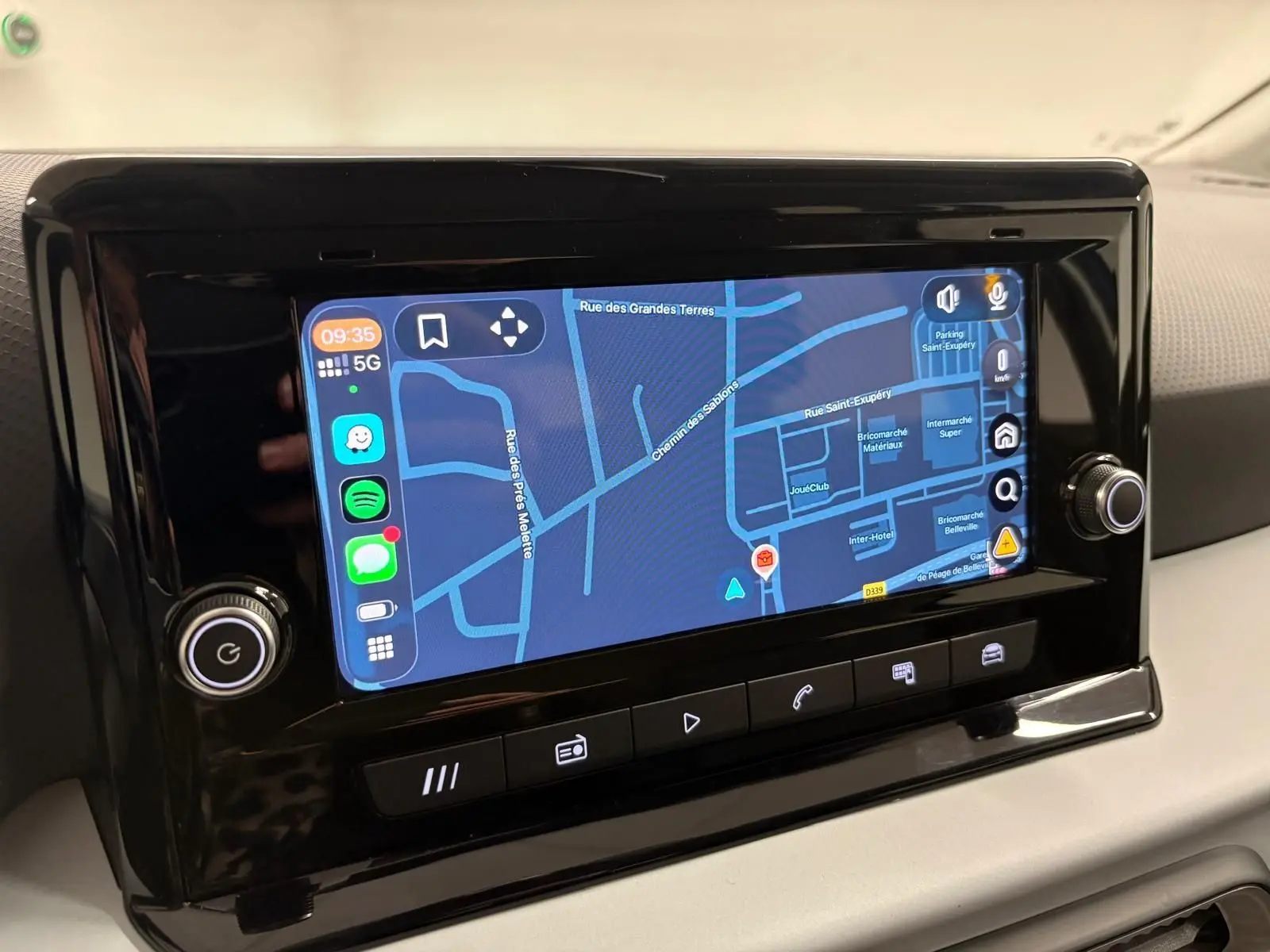 Vue intérieure du tableau de bord du SEAT Arona 2025, écran tactile affichant la navigation GPS avec interface moderne.