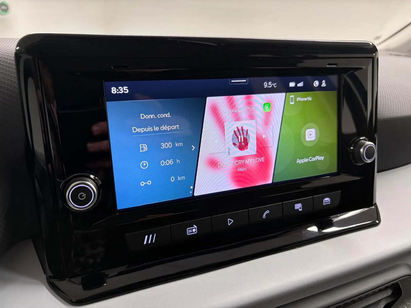 Écran tactile central du SEAT Arona 2025 affichant Apple CarPlay et données de conduite, entouré de finition noire brillante.