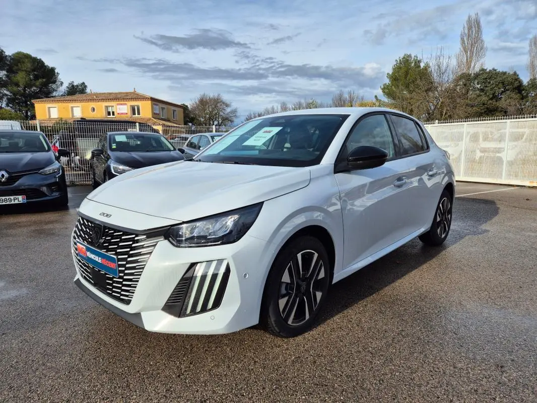 Peugeot 208 Hybrid blanc vue 3/4 avant droit, avec calandre distinctive et jantes alliage 16 pouces.