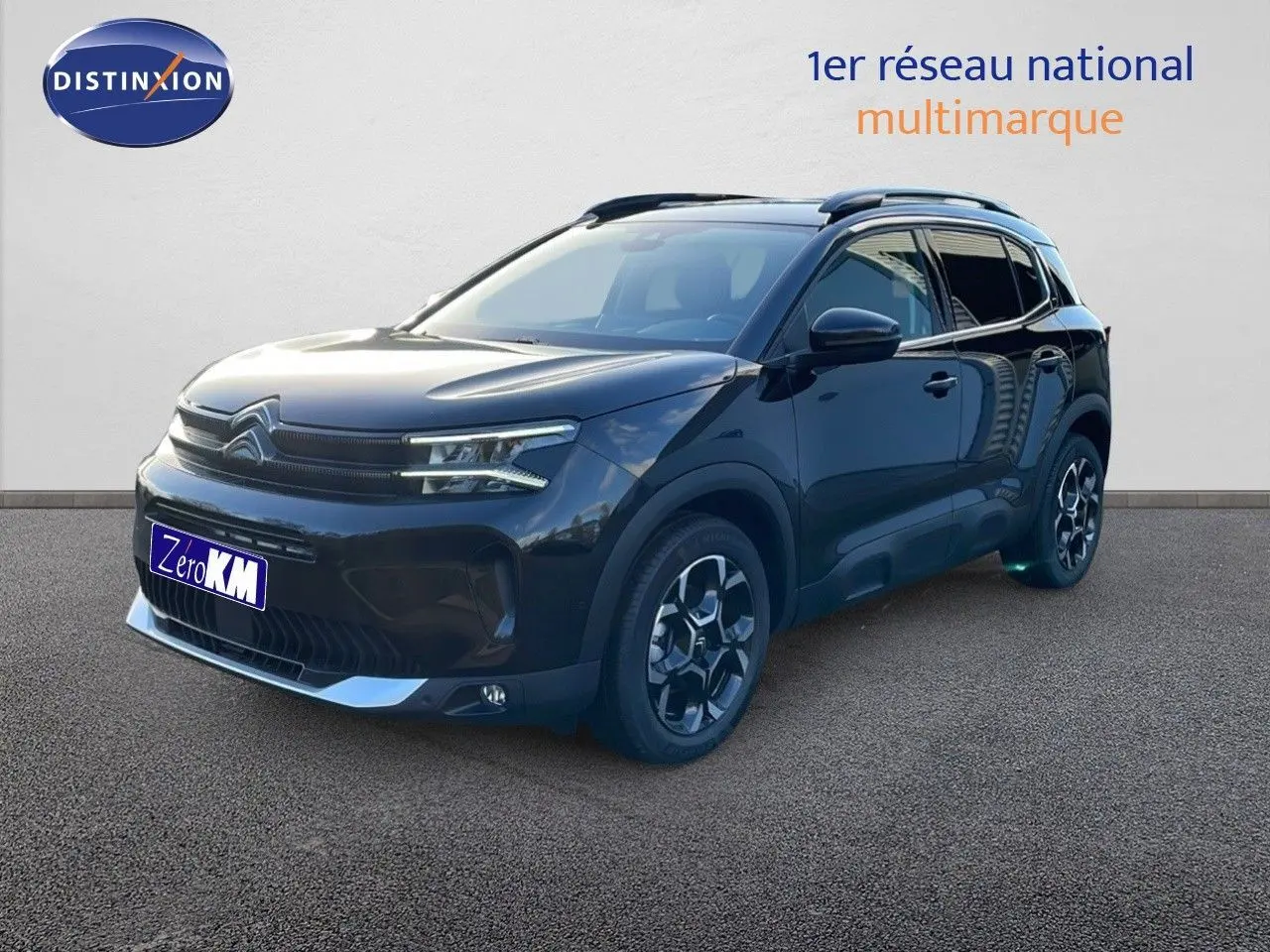 Citroën C5 Aircross noir perla metal en 3/4 avant droit, avec jantes bi-ton et toit noir brillant.