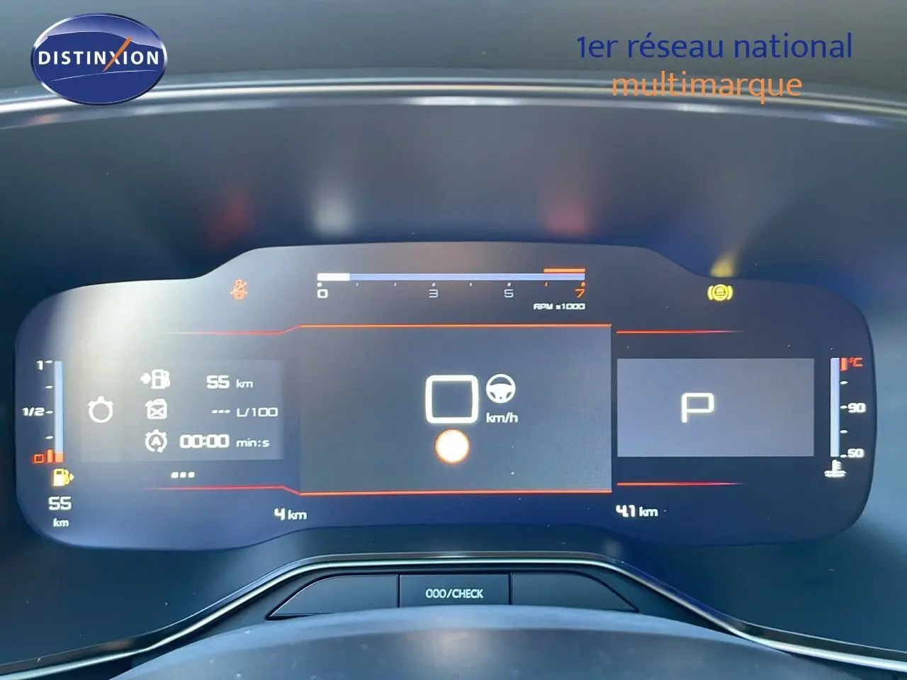 Tableau de bord numérique de la Citroën C5 Aircross 2025, affichage digital clair avec compte-tours et vitesse à l'arrêt.