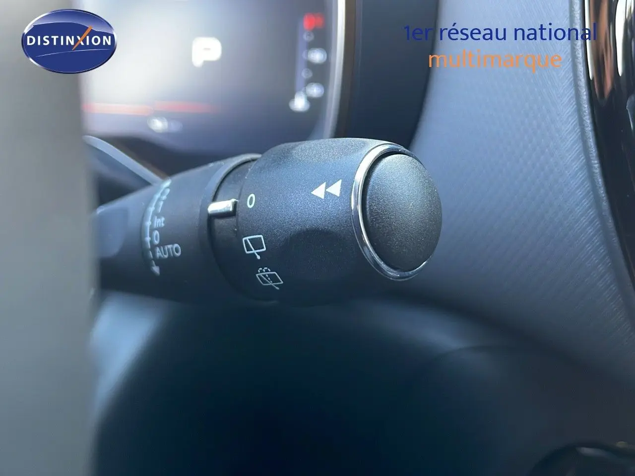 Gros plan sur la commande d’essuie-glace à l’intérieur d’un Citroën C5 Aircross noir Perla Metal, 2025.