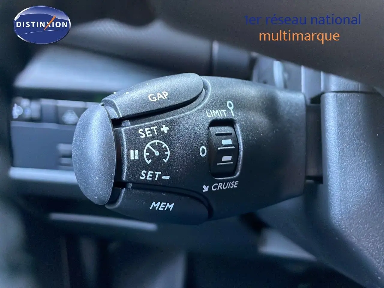 Gros plan sur la commande de régulateur de vitesse du Citroën C5 Aircross noir perla metal, intérieur côté gauche.