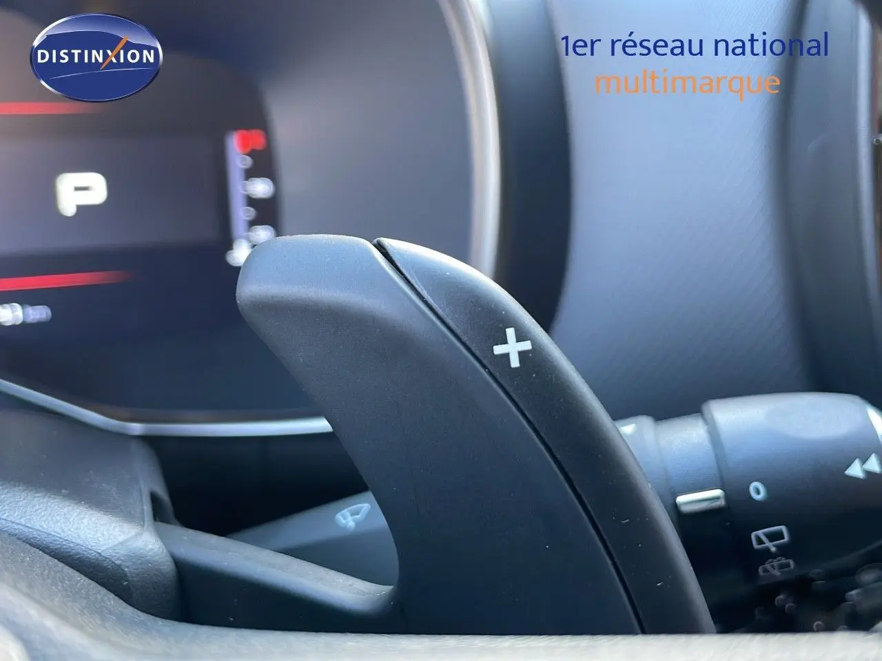 Gros plan sur la palette de changement de vitesse droite du Citroën C5 Aircross noir perla metal, intérieur moderne et tableau de bord flou.