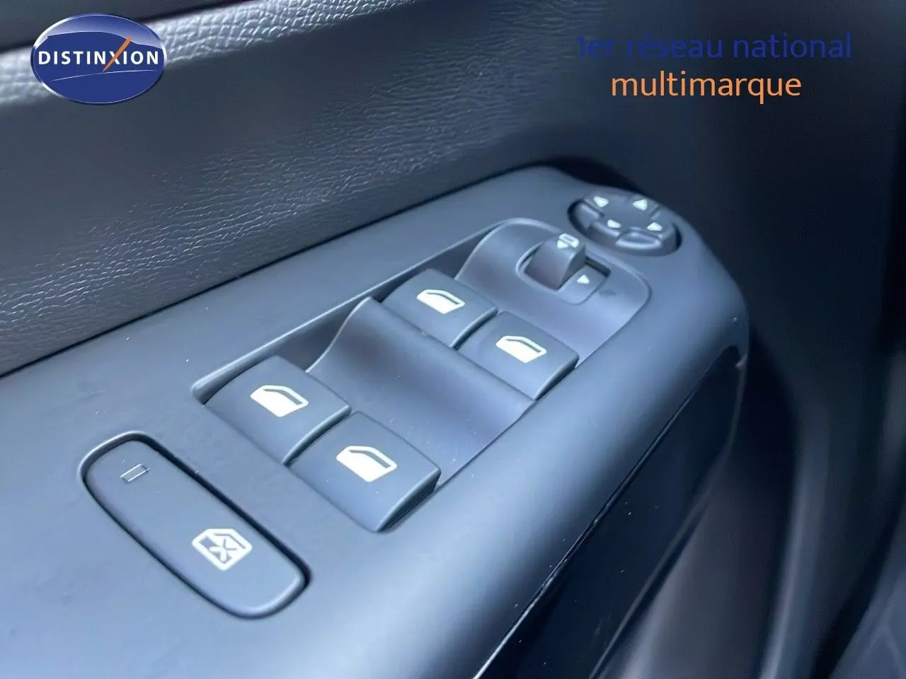 Gros plan sur les commandes des vitres électriques côté gauche du Citroën C5 Aircross noir Perla Metal, intérieur cuir noir.